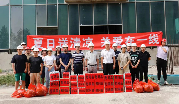 夏日送清涼，關(guān)愛在一線(圖1)