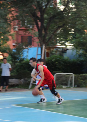 賽場(chǎng)結(jié)友誼 合作拓市場(chǎng)——省建科院與中建三局東北分公司開展籃球友誼對(duì)抗賽(圖6) 賽場(chǎng)結(jié)友誼 合作拓市場(chǎng)——省建科院與中建三局東北分公司開展籃球友誼對(duì)抗賽(圖6)